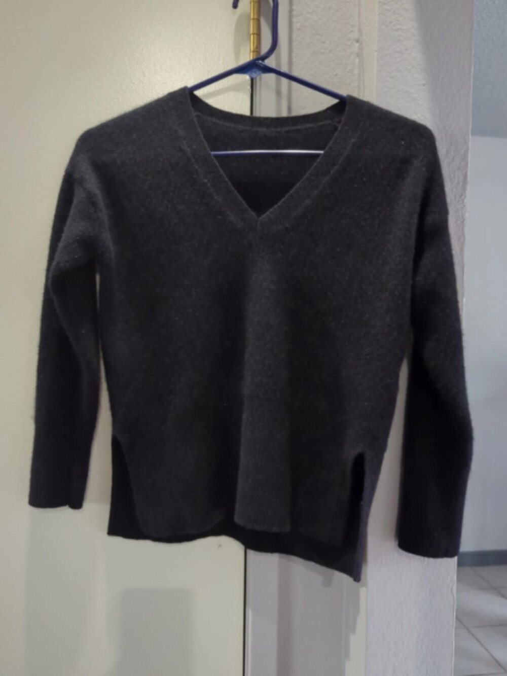 The White Company 100% Cashmere Side Split V-Neck Sweater Size Medium, Black